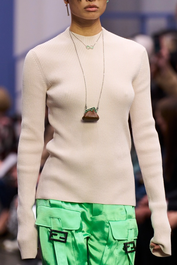 عرض أزياء Fendi  لربيع وصيف 2023 يضفي بُعدًا جديدًا للأزياء العمليّة