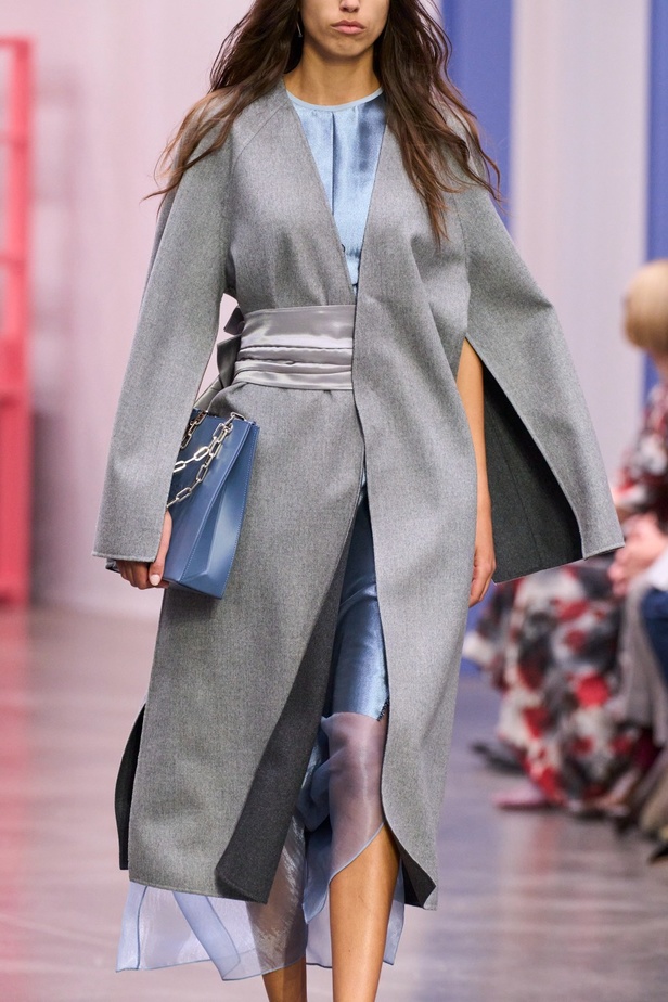 عرض أزياء Fendi  لربيع وصيف 2023 يضفي بُعدًا جديدًا للأزياء العمليّة