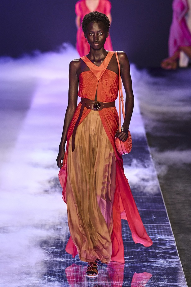 من مجموعة ألبيرتا فيريتي لموسم ربيع وصيف 2023