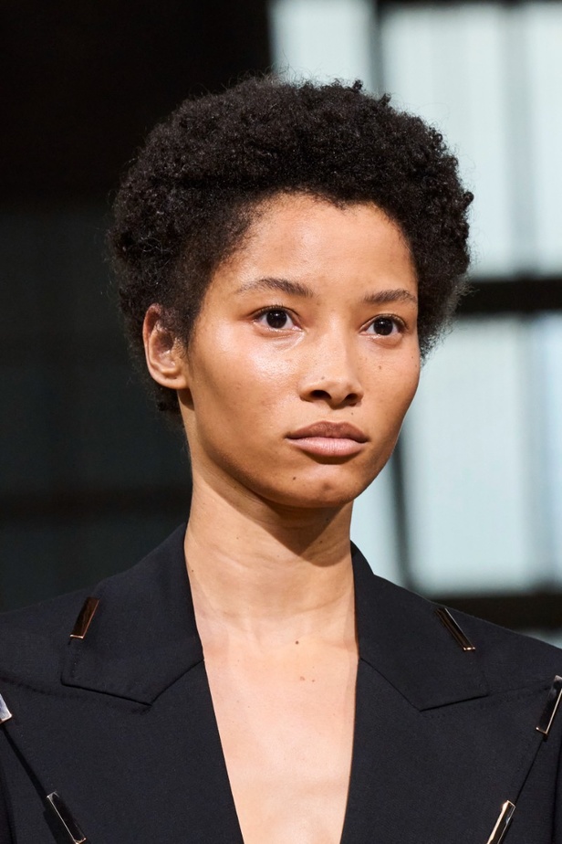 مجموعة Gabriela Hearst لربيع وصيف 2022.. عودة الى اللون الذهبي والتطريز