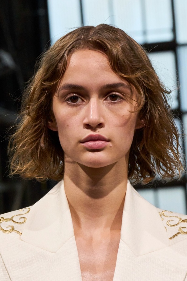 مجموعة Gabriela Hearst لربيع وصيف 2022.. عودة الى اللون الذهبي والتطريز