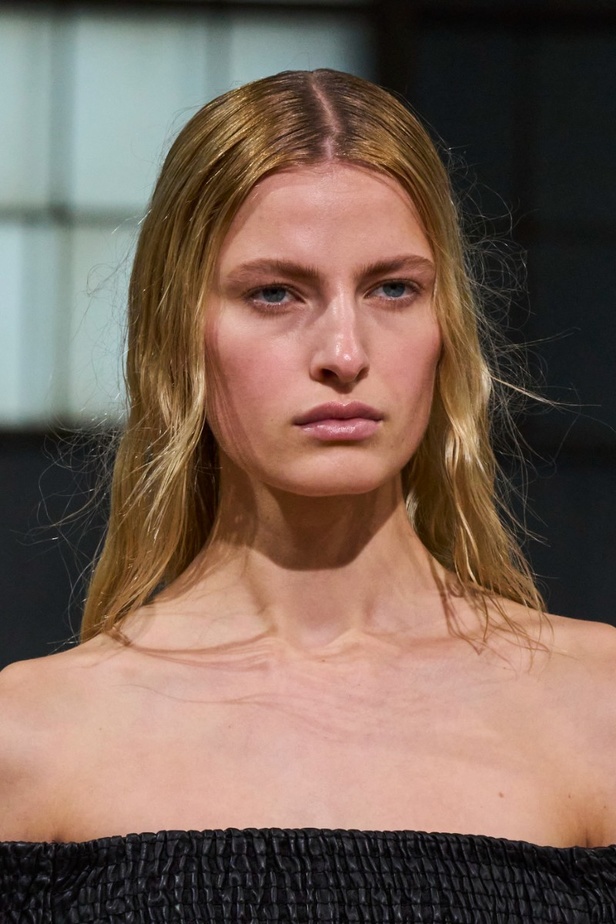 مجموعة Gabriela Hearst لربيع وصيف 2022.. عودة الى اللون الذهبي والتطريز