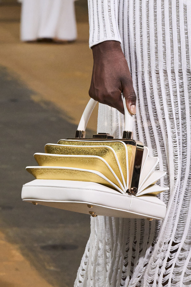 مجموعة Gabriela Hearst لربيع وصيف 2022.. عودة الى اللون الذهبي والتطريز