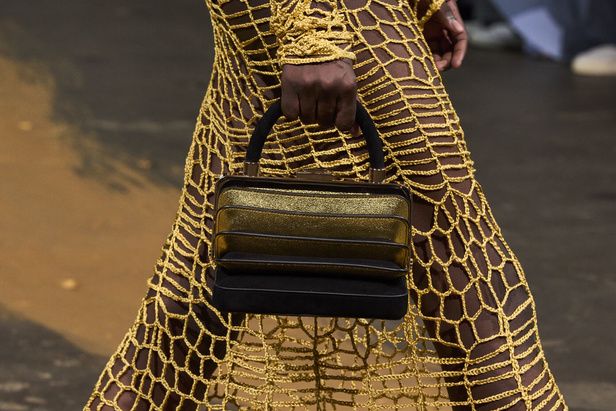 مجموعة Gabriela Hearst لربيع وصيف 2022.. عودة الى اللون الذهبي والتطريز