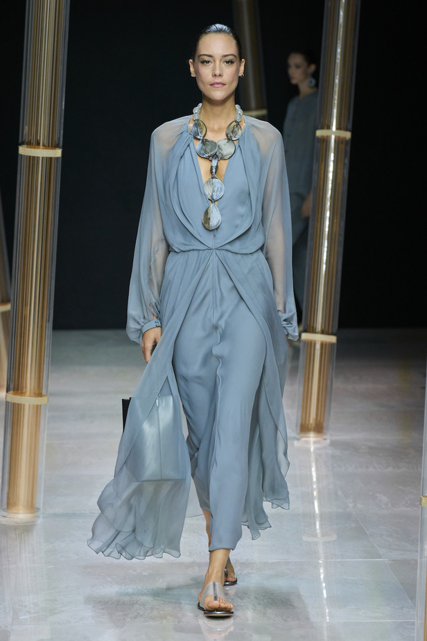 من مجموعة جيورجيو ارماني لموسم ربيع وصيف 2023