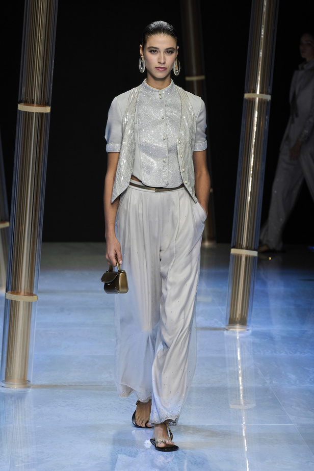 من مجموعة جيورجيو ارماني لموسم ربيع وصيف 2023