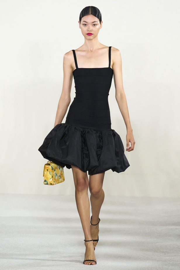 مجموعة كارولينا هيريرا لربيع وصيف 2023.. قطع مزخرفة وتصاميم استثنائية