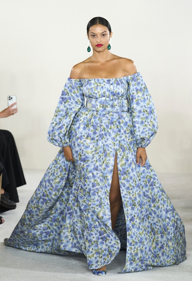 مجموعة كارولينا هيريرا لربيع وصيف 2023.. قطع مزخرفة وتصاميم استثنائية