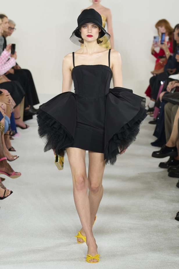 مجموعة كارولينا هيريرا لربيع وصيف 2023.. قطع مزخرفة وتصاميم استثنائية