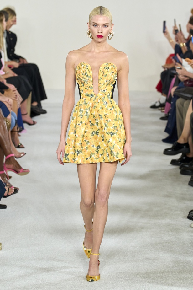 مجموعة كارولينا هيريرا لربيع وصيف 2023.. قطع مزخرفة وتصاميم استثنائية