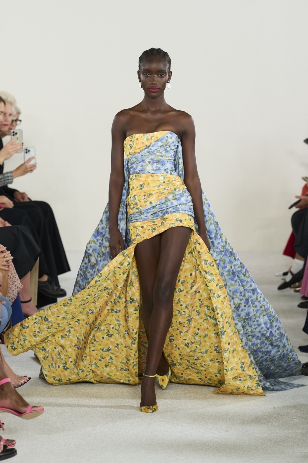 مجموعة كارولينا هيريرا لربيع وصيف 2023.. قطع مزخرفة وتصاميم استثنائية