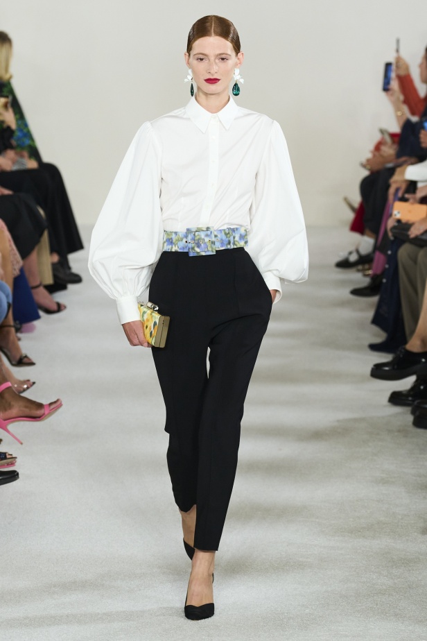 مجموعة كارولينا هيريرا لربيع وصيف 2023.. قطع مزخرفة وتصاميم استثنائية