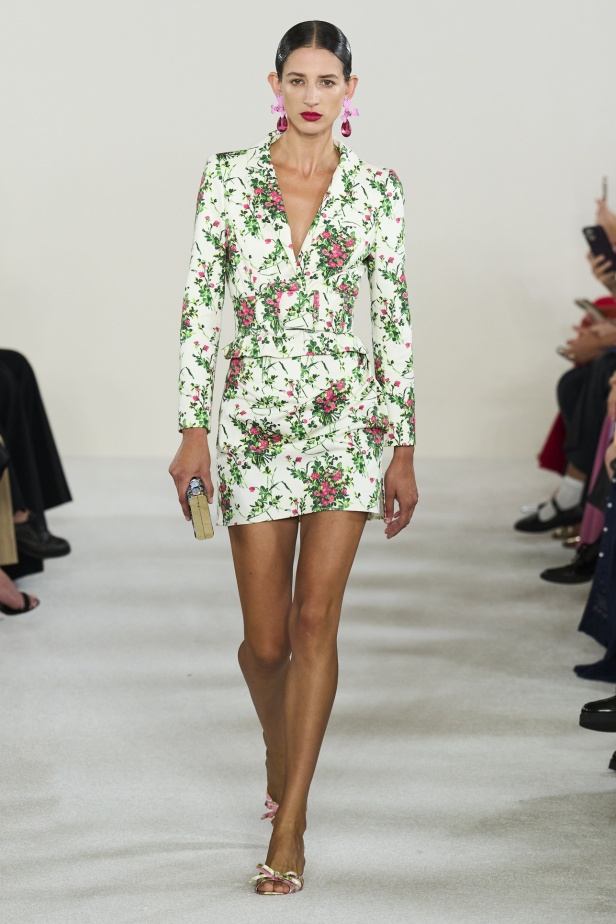 مجموعة كارولينا هيريرا لربيع وصيف 2023.. قطع مزخرفة وتصاميم استثنائية