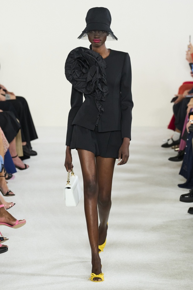 مجموعة كارولينا هيريرا لربيع وصيف 2023.. قطع مزخرفة وتصاميم استثنائية