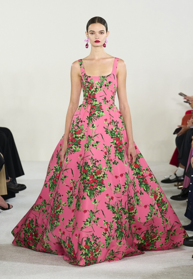 مجموعة كارولينا هيريرا لربيع وصيف 2023.. قطع مزخرفة وتصاميم استثنائية