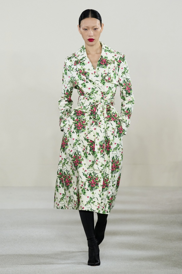 مجموعة كارولينا هيريرا لربيع وصيف 2023.. قطع مزخرفة وتصاميم استثنائية