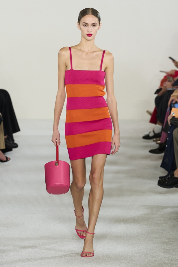 مجموعة كارولينا هيريرا لربيع وصيف 2023.. قطع مزخرفة وتصاميم استثنائية