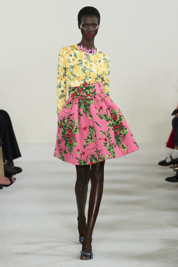 مجموعة كارولينا هيريرا لربيع وصيف 2023.. قطع مزخرفة وتصاميم استثنائية