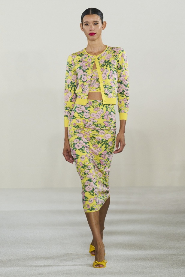 مجموعة كارولينا هيريرا لربيع وصيف 2023.. قطع مزخرفة وتصاميم استثنائية