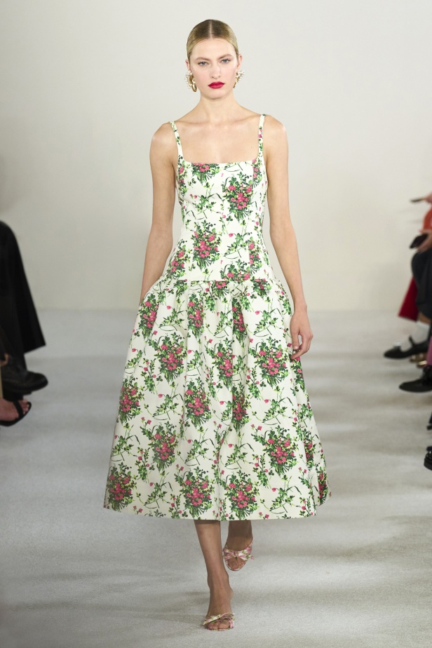 مجموعة كارولينا هيريرا لربيع وصيف 2023.. قطع مزخرفة وتصاميم استثنائية