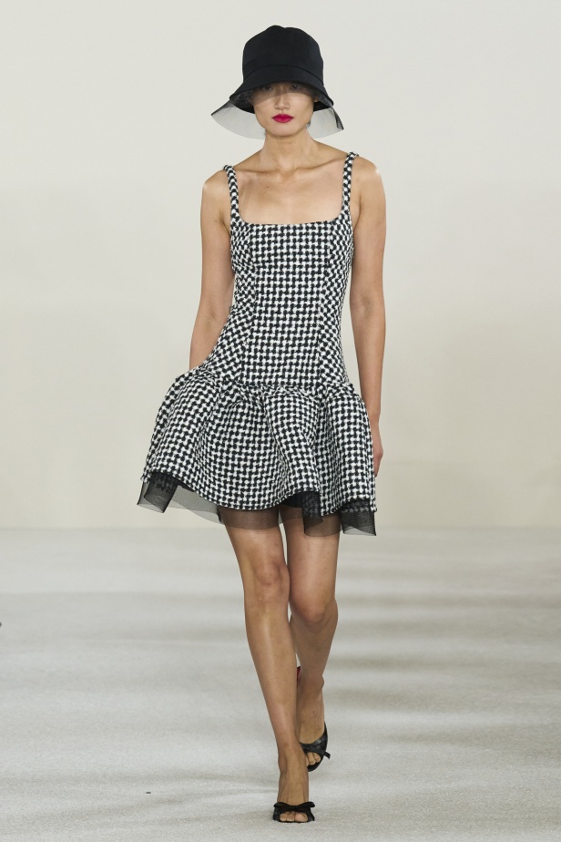 مجموعة كارولينا هيريرا لربيع وصيف 2023.. قطع مزخرفة وتصاميم استثنائية