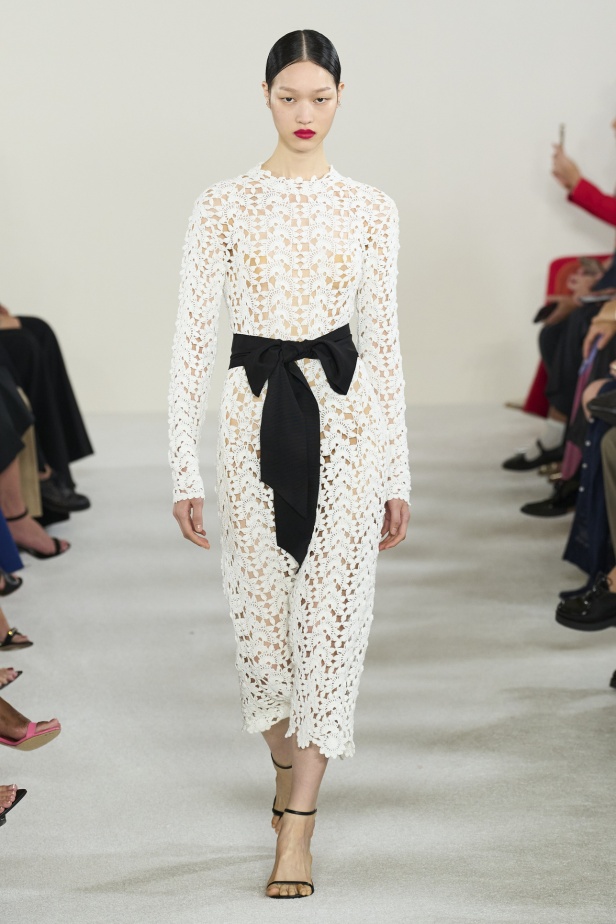 مجموعة كارولينا هيريرا لربيع وصيف 2023.. قطع مزخرفة وتصاميم استثنائية