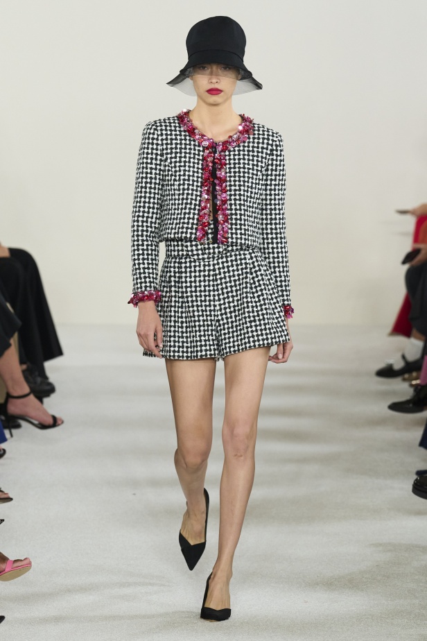 مجموعة كارولينا هيريرا لربيع وصيف 2023.. قطع مزخرفة وتصاميم استثنائية