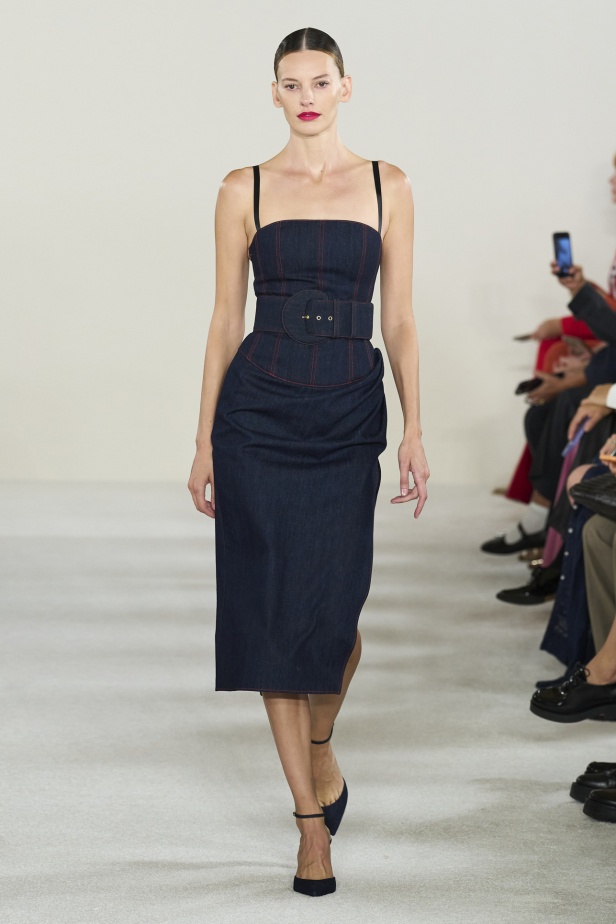 مجموعة كارولينا هيريرا لربيع وصيف 2023.. قطع مزخرفة وتصاميم استثنائية