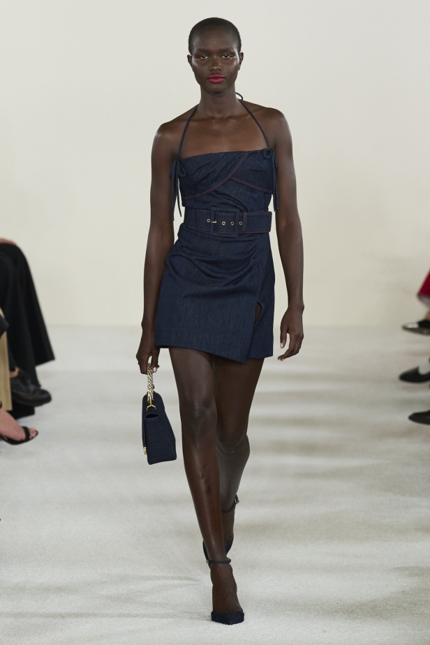 مجموعة كارولينا هيريرا لربيع وصيف 2023.. قطع مزخرفة وتصاميم استثنائية