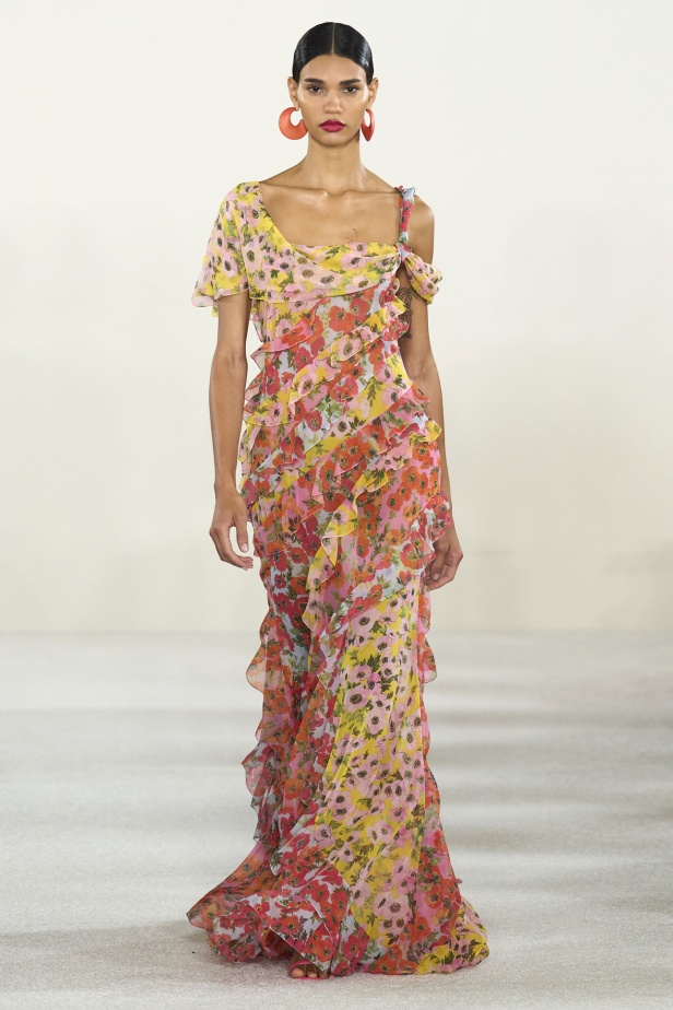 مجموعة كارولينا هيريرا لربيع وصيف 2023.. قطع مزخرفة وتصاميم استثنائية