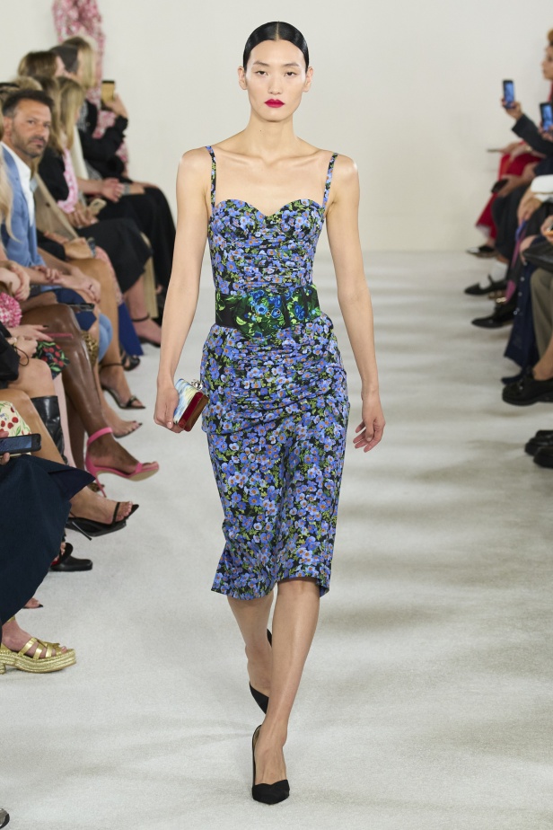 مجموعة كارولينا هيريرا لربيع وصيف 2023.. قطع مزخرفة وتصاميم استثنائية