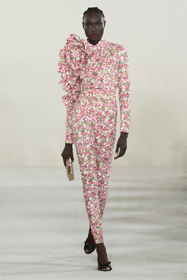 مجموعة كارولينا هيريرا لربيع وصيف 2023.. قطع مزخرفة وتصاميم استثنائية