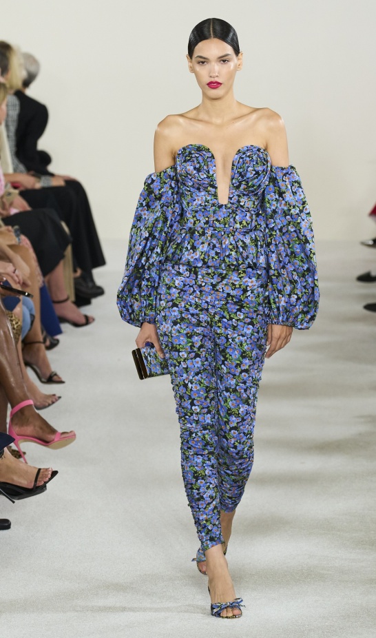 مجموعة كارولينا هيريرا لربيع وصيف 2023.. قطع مزخرفة وتصاميم استثنائية