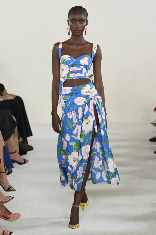 مجموعة كارولينا هيريرا لربيع وصيف 2023.. قطع مزخرفة وتصاميم استثنائية