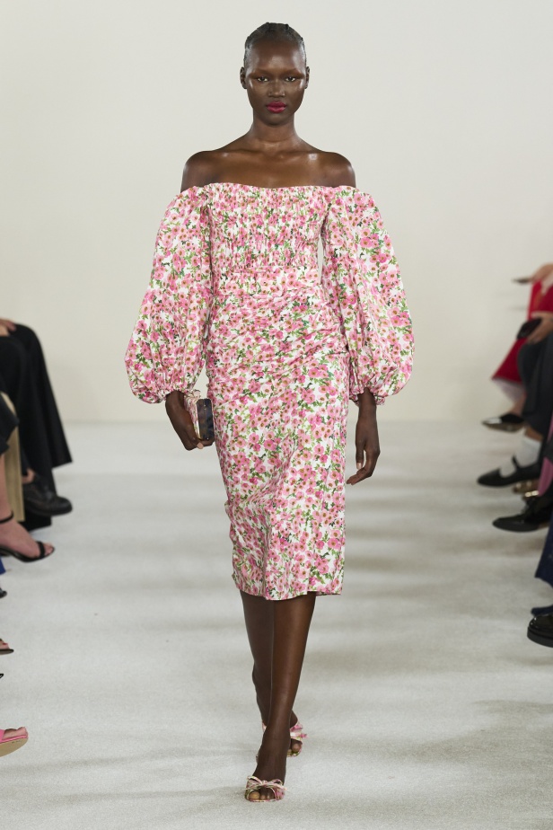 مجموعة كارولينا هيريرا لربيع وصيف 2023.. قطع مزخرفة وتصاميم استثنائية