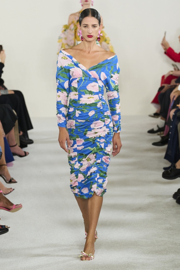 مجموعة كارولينا هيريرا لربيع وصيف 2023.. قطع مزخرفة وتصاميم استثنائية