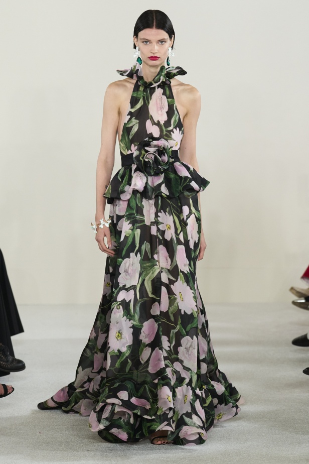 مجموعة كارولينا هيريرا لربيع وصيف 2023.. قطع مزخرفة وتصاميم استثنائية