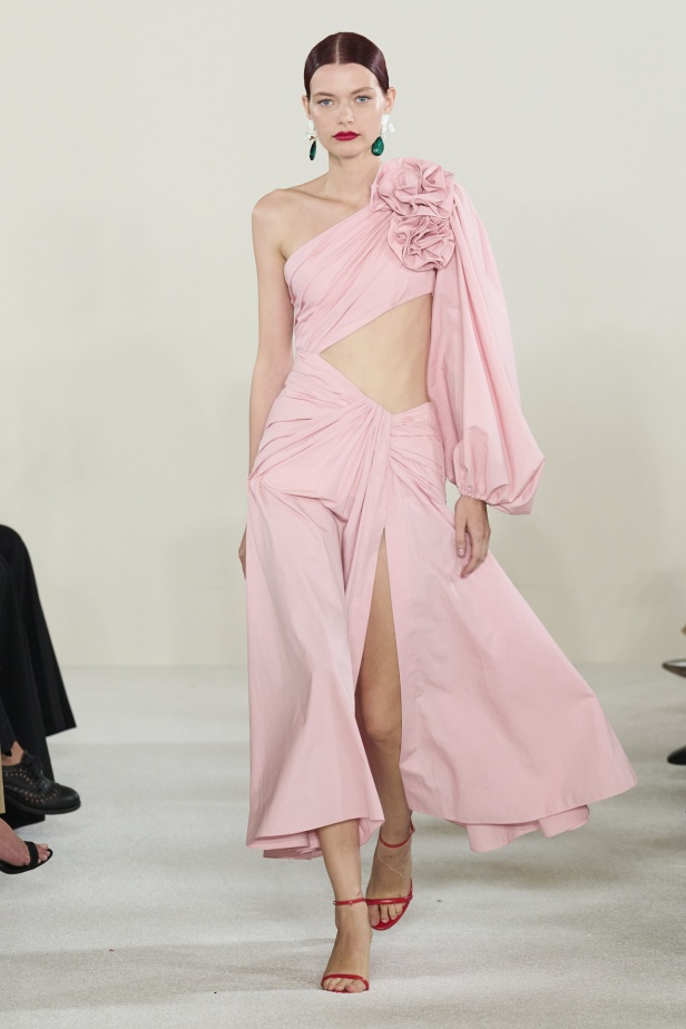 مجموعة كارولينا هيريرا لربيع وصيف 2023.. قطع مزخرفة وتصاميم استثنائية