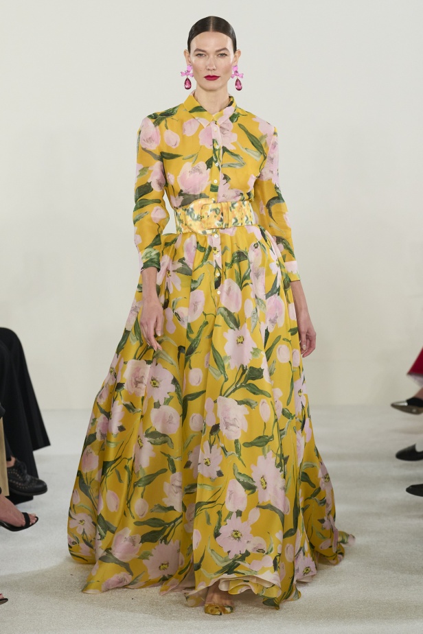 مجموعة كارولينا هيريرا لربيع وصيف 2023.. قطع مزخرفة وتصاميم استثنائية