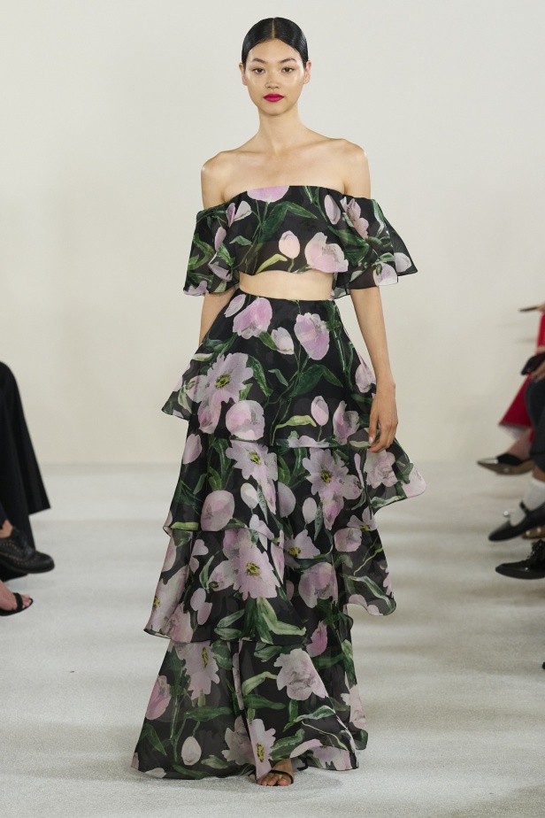 مجموعة كارولينا هيريرا لربيع وصيف 2023.. قطع مزخرفة وتصاميم استثنائية