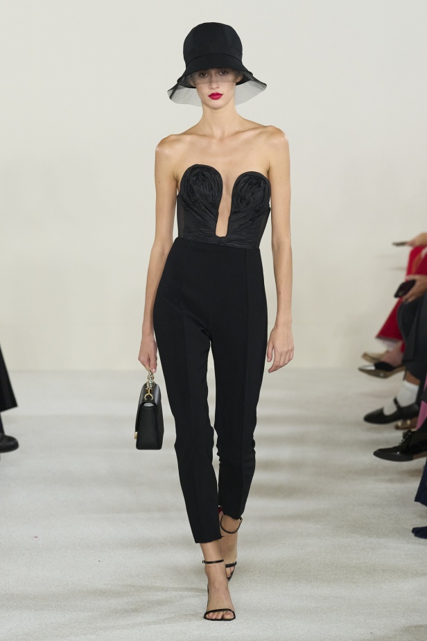 مجموعة كارولينا هيريرا لربيع وصيف 2023.. قطع مزخرفة وتصاميم استثنائية