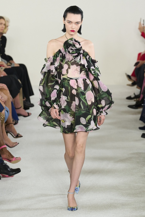 مجموعة كارولينا هيريرا لربيع وصيف 2023.. قطع مزخرفة وتصاميم استثنائية