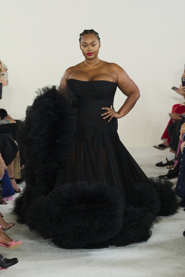 مجموعة كارولينا هيريرا لربيع وصيف 2023.. قطع مزخرفة وتصاميم استثنائية