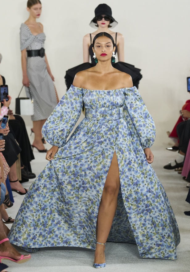 مجموعة كارولينا هيريرا لربيع وصيف 2023.. قطع مزخرفة وتصاميم استثنائية