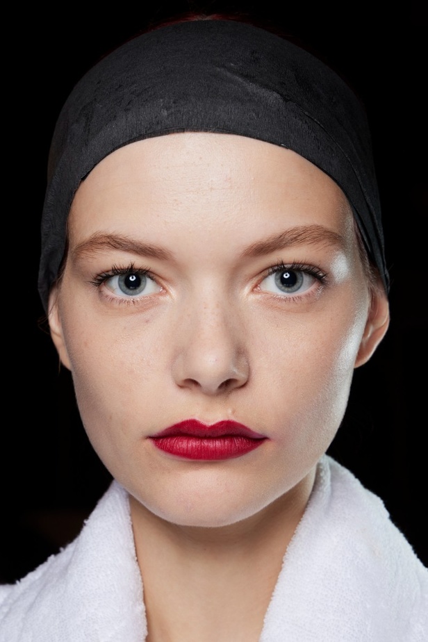 مجموعة كارولينا هيريرا لربيع وصيف 2023.. قطع مزخرفة وتصاميم استثنائية