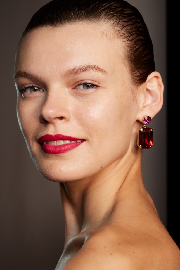 مجموعة كارولينا هيريرا لربيع وصيف 2023.. قطع مزخرفة وتصاميم استثنائية