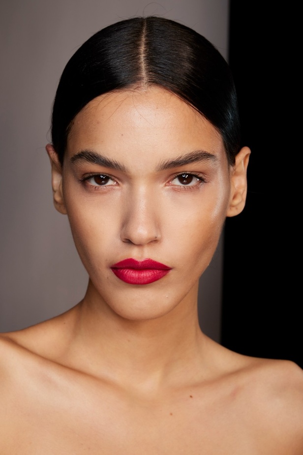 مجموعة كارولينا هيريرا لربيع وصيف 2023.. قطع مزخرفة وتصاميم استثنائية