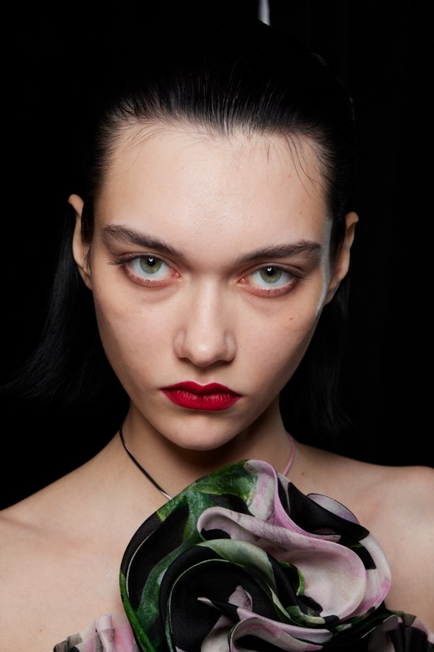 مجموعة كارولينا هيريرا لربيع وصيف 2023.. قطع مزخرفة وتصاميم استثنائية