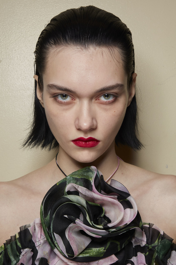 مجموعة كارولينا هيريرا لربيع وصيف 2023.. قطع مزخرفة وتصاميم استثنائية