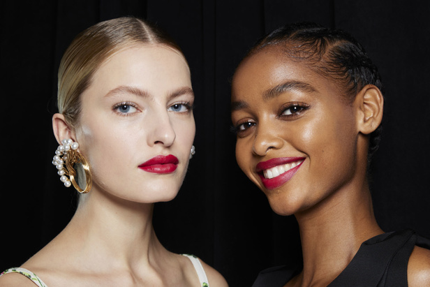 مجموعة كارولينا هيريرا لربيع وصيف 2023.. قطع مزخرفة وتصاميم استثنائية